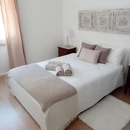 Cacilhas Riverside Lisbon אלמאדה