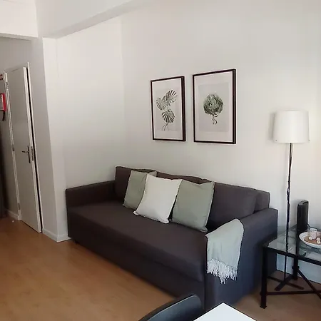 Cacilhas Riverside Lisbon * אלמאדה