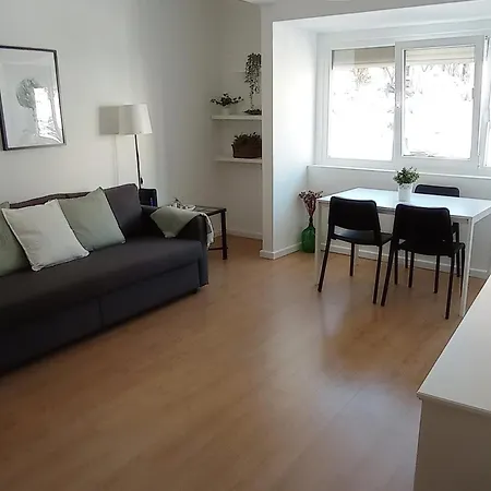 Cacilhas Riverside Lisbon * אלמאדה