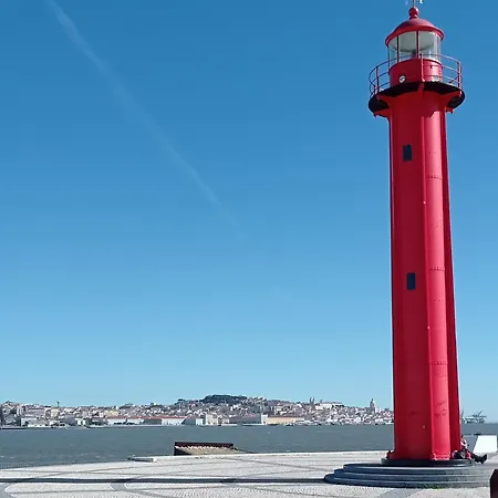 Cacilhas Riverside Lisbon אלמאדה