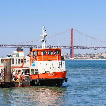 Cacilhas Riverside Lisbon * 阿尔马达