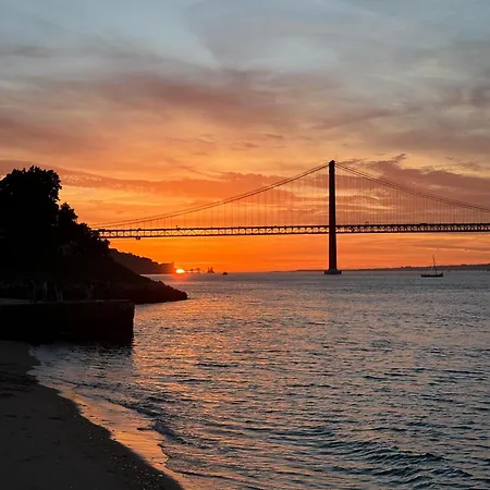 Cacilhas Riverside Lisbon * 阿尔马达